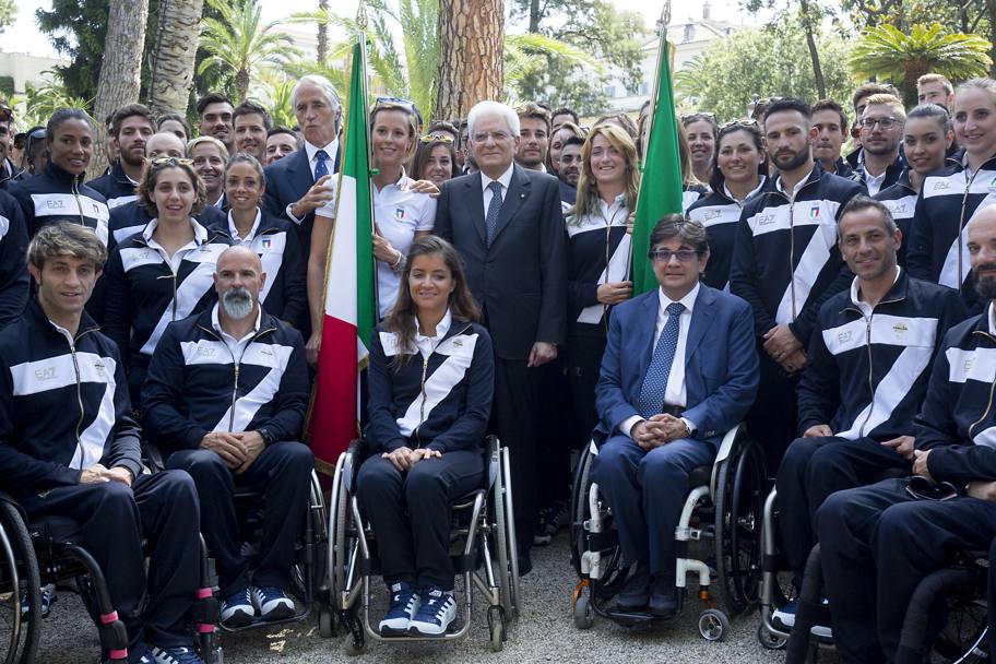 Il gruppo degli atleti in partenza per Rio con il Presidente Mattarella e Giovanni Malag (Lapresse)